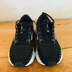 Brooks Glycerin GTS20Black and White Women's Sneakers Size 6.5